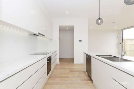 Property photo of 2/4 Adrienne Crescent Mount Waverley VIC 3149