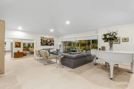 Property photo of 3 Flinders Court Mount Ommaney QLD 4074