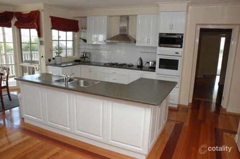 Property photo of 11 The Oval Berwick VIC 3806