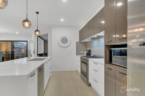 Property photo of 28 Scotland Circuit Cranbourne West VIC 3977