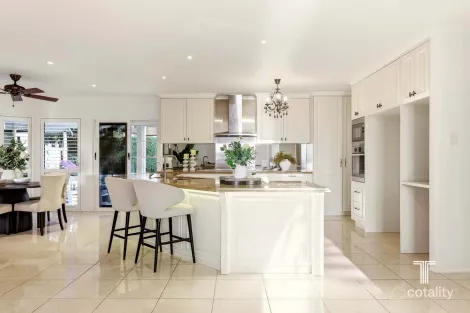 Property photo of 8 Forest Place Carindale QLD 4152