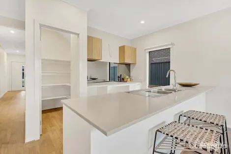 Property photo of 28 Liewah Circuit Craigieburn VIC 3064