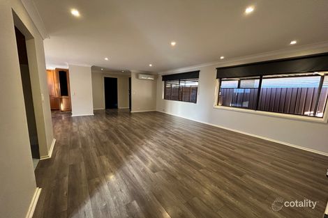 Property photo of 40 Donalbain Circuit Rosemeadow NSW 2560