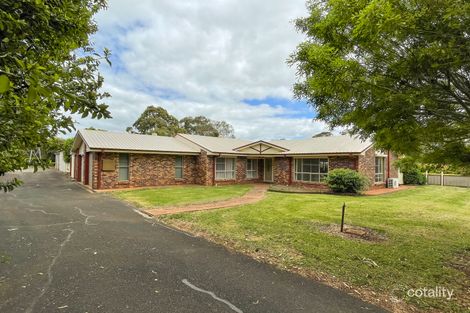 Property photo of 8 Melric Court Geham QLD 4352