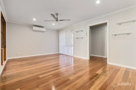 Property photo of 10 Fosters Court Cranbourne North VIC 3977