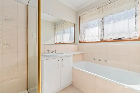 Property photo of 10 Fosters Court Cranbourne North VIC 3977