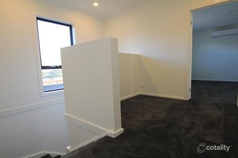 2/9 Conifer Ave, Brooklyn, VIC 3012