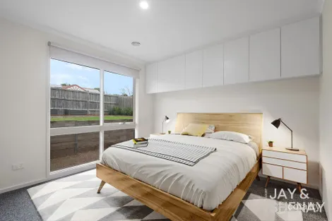 Property photo of 1/7 Monteith Crescent Endeavour Hills VIC 3802