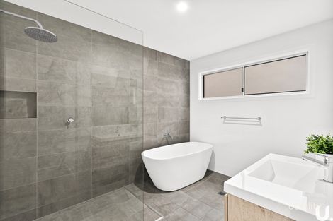 Property photo of 18 Bowral Crescent Tullimbar NSW 2527