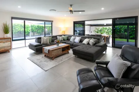 Property photo of 9 Cann Close Pacific Pines QLD 4211