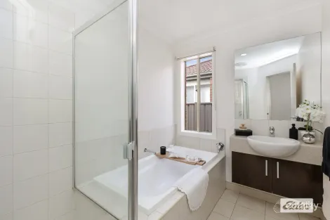 Property photo of 10 Manna Gum Drive Epsom VIC 3551