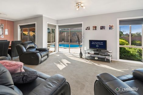 Property photo of 2 Ann Crescent Pakenham VIC 3810