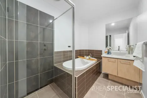 Property photo of 16 Wodalla Place Lyndhurst VIC 3975