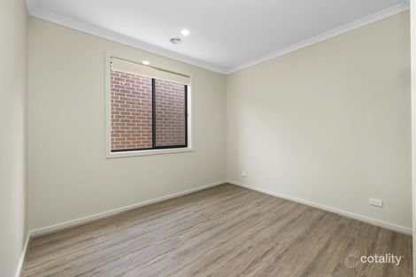 Property photo of 33 Shearjoy Loop Clyde North VIC 3978