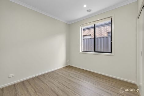Property photo of 33 Shearjoy Loop Clyde North VIC 3978