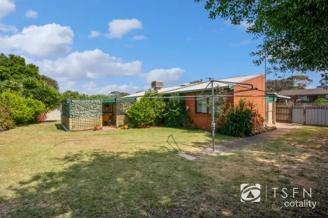 Property photo of 40 Clee Crescent Strathdale VIC 3550