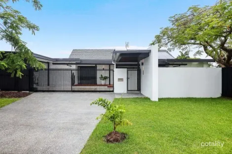 Property photo of 9 Emu Court Bundall QLD 4217