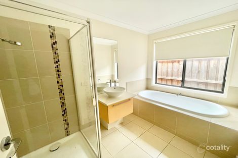 Property photo of 44 Aubisque Close Fraser Rise VIC 3336