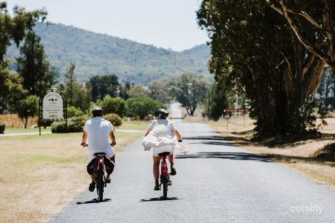 Property photo of 13 Henry Lawson Drive Bombira NSW 2850