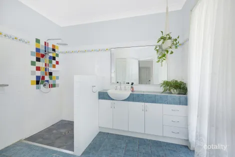 Property photo of 15 Pacific Avenue Bushland Beach QLD 4818