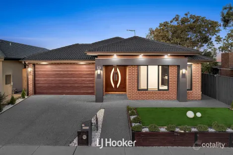 13 Glow Way, Clyde North, VIC 3978
