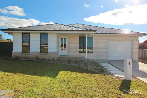 Property photo of 9 Hoynes Circuit Blayney NSW 2799