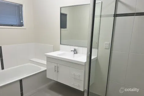 Property photo of 23 Hollanders Crescent Kelso QLD 4815