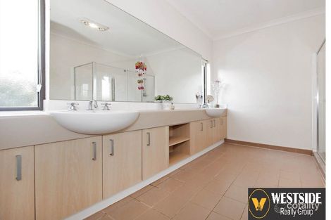 Property photo of 8 Deepdene Street Caroline Springs VIC 3023
