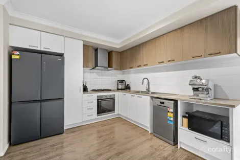 Property photo of 33 Soho Crescent Wollert VIC 3750