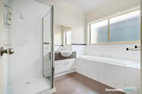 Property photo of 11 Lancaster Way Beaconsfield VIC 3807