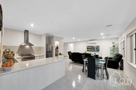 10 Morphetville St, Clyde North, VIC 3978