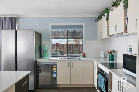 Property photo of 17 Seton Way Darley VIC 3340