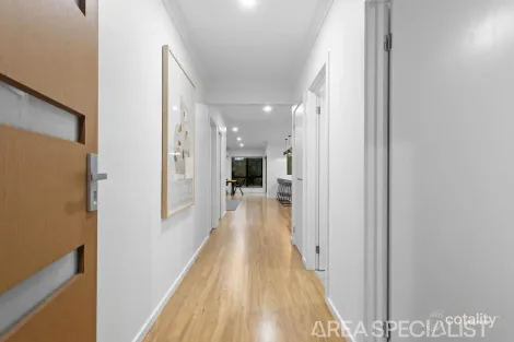 Property photo of 27 Flanagan Crescent Cranbourne South VIC 3977