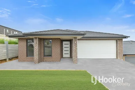 8 Scenic Rise, Pakenham, VIC 3810
