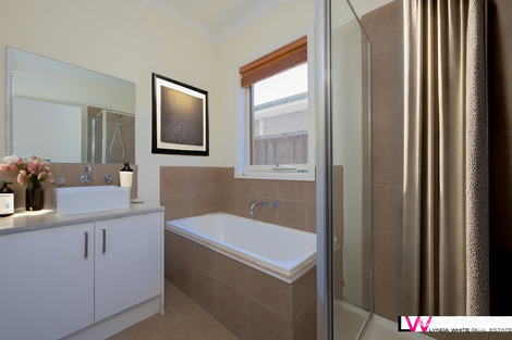 Property photo of 6 Canopy Way Werribee VIC 3030