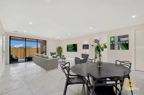 Property photo of 6 Luster Circuit Cranbourne South VIC 3977