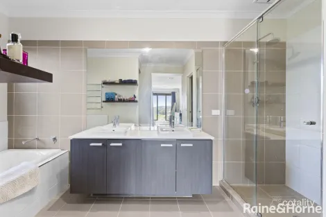 Property photo of 14 Lilly Pilly Court Darley VIC 3340