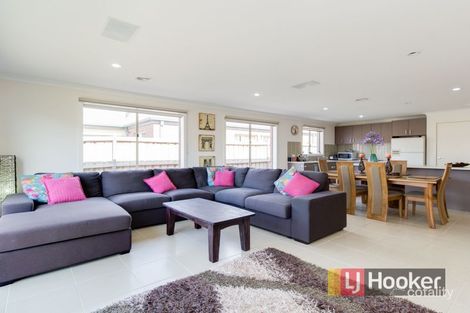 Property photo of 8 Olivebank Crescent Cranbourne North VIC 3977