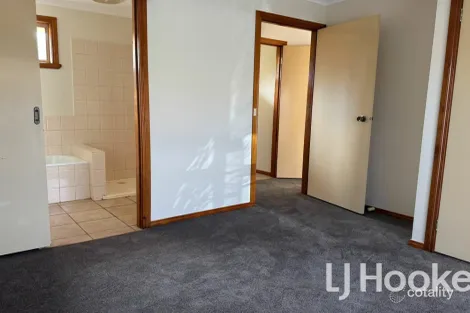 Property photo of 2/9 Sheffield Close Pakenham VIC 3810