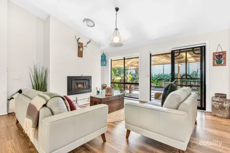 Property photo of 4 Kiewa Close Wyee Point NSW 2259