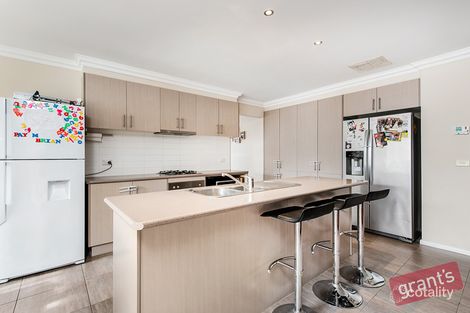 Property photo of 2 Hawkshead Place Cranbourne North VIC 3977