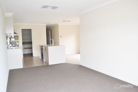Property photo of 5 Dalziell Crescent Cranbourne North VIC 3977