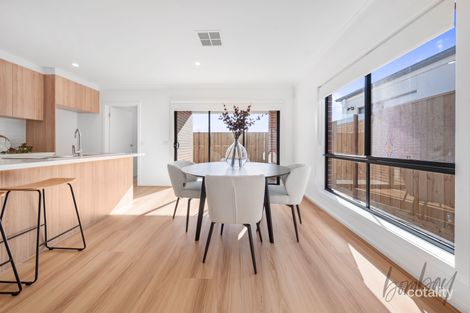 Property photo of 8 Driftwood Place Wollert VIC 3750