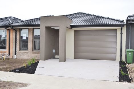 Property photo of 5 Dalziell Crescent Cranbourne North VIC 3977