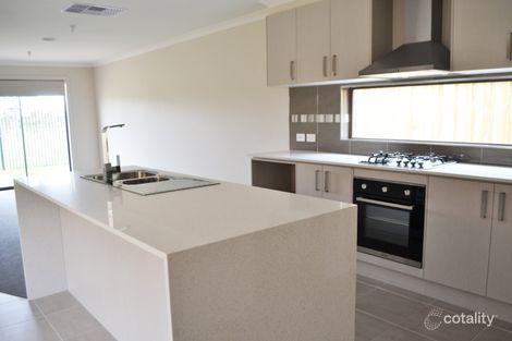 Property photo of 5 Dalziell Crescent Cranbourne North VIC 3977