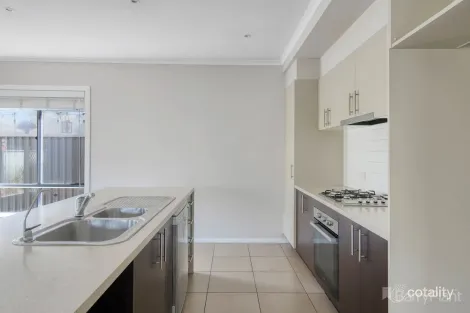Property photo of 11 Everly Circuit Pakenham VIC 3810