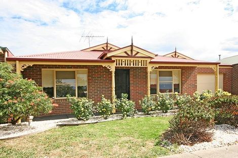 9 Horsham Dr, Cranbourne East, VIC 3977