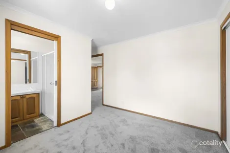 Property photo of 16 Scenic Court Gisborne VIC 3437