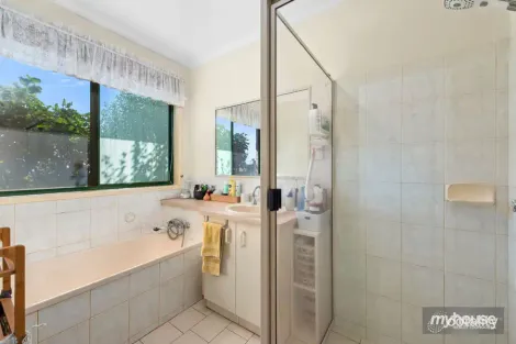 Property photo of 12 Gainsborough Drive Glenvale QLD 4350