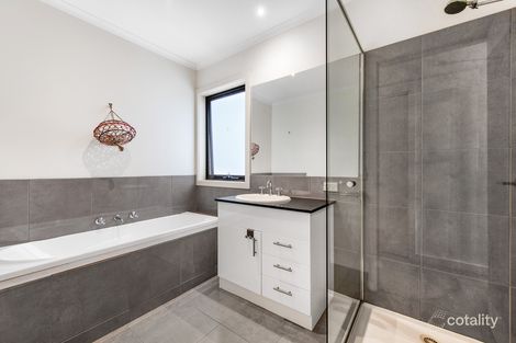 Property photo of 21 Pendula Place Pakenham VIC 3810